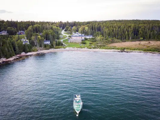 En båt och en resort vid vattnet