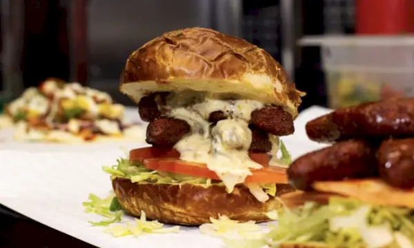 Imatge: hamburgueses veganes de Slutty Vegan, Nova York.