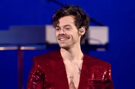 Harry Styles ha abandonat els seus llargs panys a favor d'un buzzcut