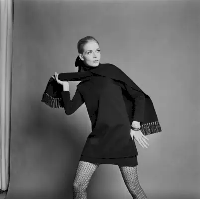 En modell från 1967 i nätstrumpbyxor.