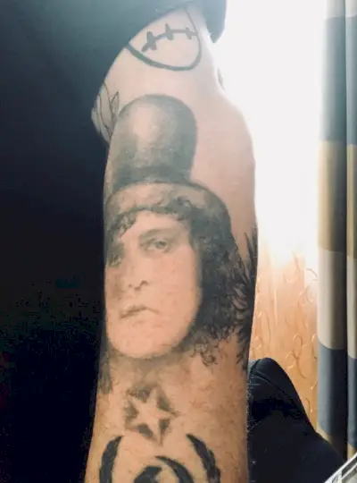 Boy Georgen käsivarressa on tatuointi Marc Bolanista