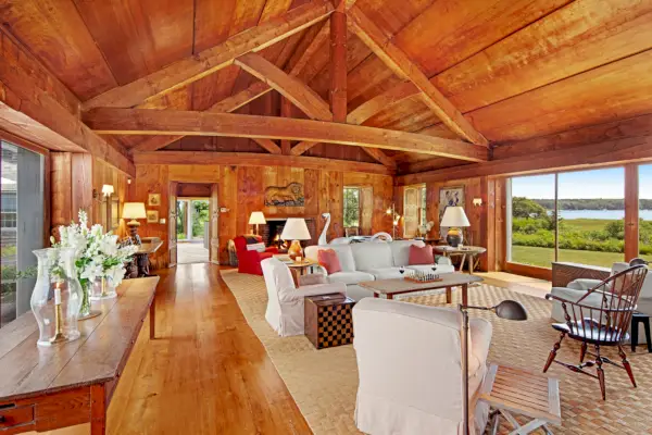 habitació amb panells de fusta i sostre arquejat