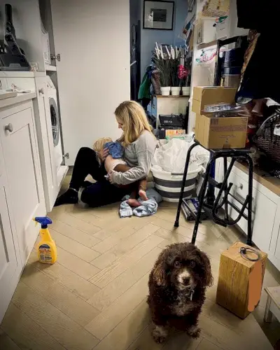 Georgia katseli heidän pesutupaansa