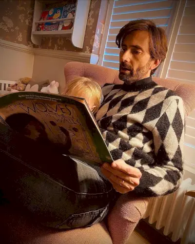 Yhdessä lasten makuuhuoneessa on metsätapetti