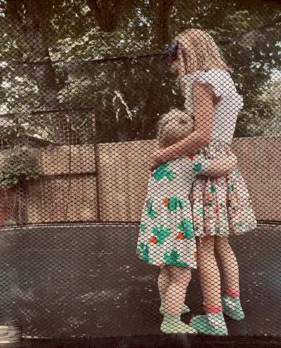 Lapset leikkivät uudistetussa puutarhassaan