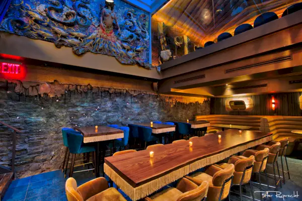 interno del ristorante Fish Market di Lamia con grande tavolo e sedie