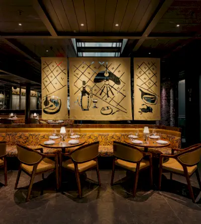 accogliente ristorante con pannelli in legno, divanetti in pelle e cuscini scozzesi