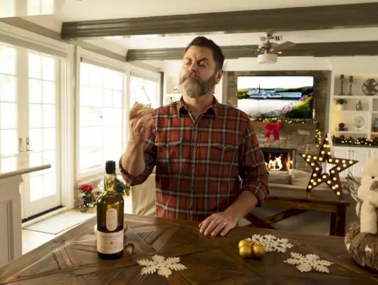 Viskipullo, jonka vieressä on cocktail.