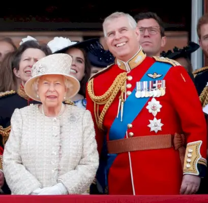 Secondo quanto riferito, la Regina ha vietato alla famiglia di giocare a Monopoli perché diventa 'troppo crudele