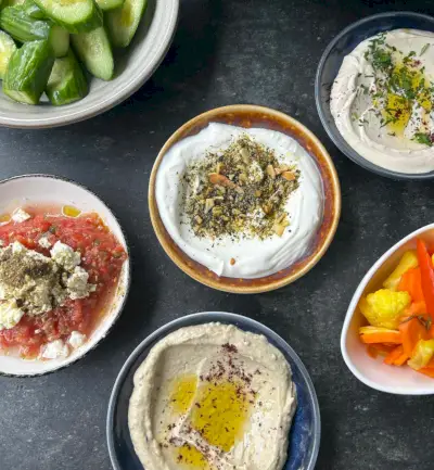 Näkymä yläpuolelta eri dippiin ravintolassa.