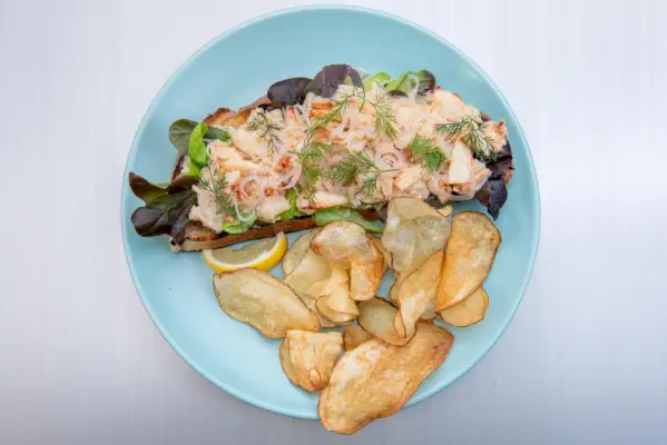 Hummerirulla ja perunalastut.