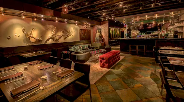 Hienon sushiravintolan tyylikäs sisustus.