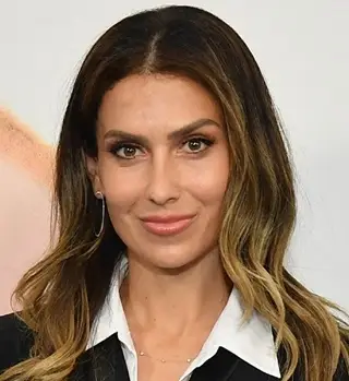 Hilaria Baldwin pesa le misure del corpo