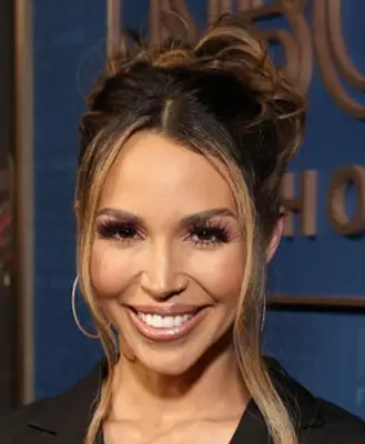 Il corpo di Scheana Shay misura il peso della scarpa creata