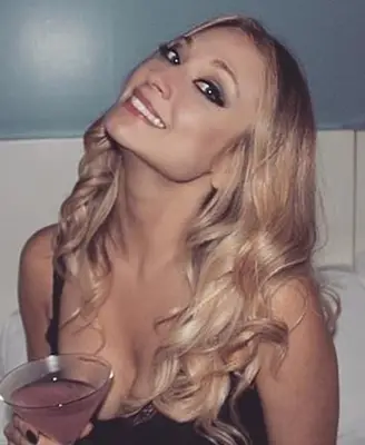 Natalie Viscuso misura il peso delle dimensioni del peso