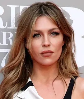 Abbey Clancy misura il peso della dimensione delle dimensioni