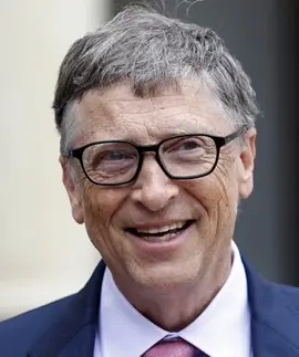 Bill Gates misura il peso della scarpa fatta della famiglia biologica