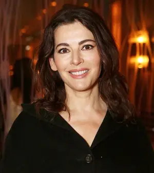 Il corpo Nigella Lawson misura il peso di base delle dimensioni delle scarpe fabbricate