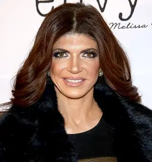 Teresa Giudice che pesa il peso delle misurazioni delle scarpe etniche realizzate