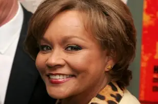 Sue Simmons myöntää juoneensa ja ankkuroituneensa 80-luvulla