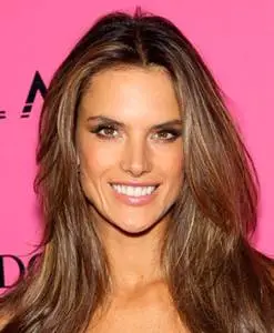 Alessandra Ambrosio misura il corpo di un reggiseno per scarpe pesi