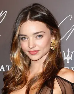 Miranda Kerr misura la dimensione degli stati di Brad Pestals Saltos