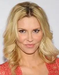 Brandi Glanville misura il peso del peso del peso della biografia vitale