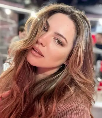 Kelly Brook misura il peso delle dimensioni del peso