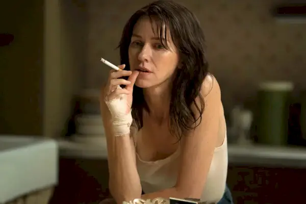 Naomi Wattsia ei voi tunnistaa Lurid-psykologisessa trillerissä 'The Wolf Hour'