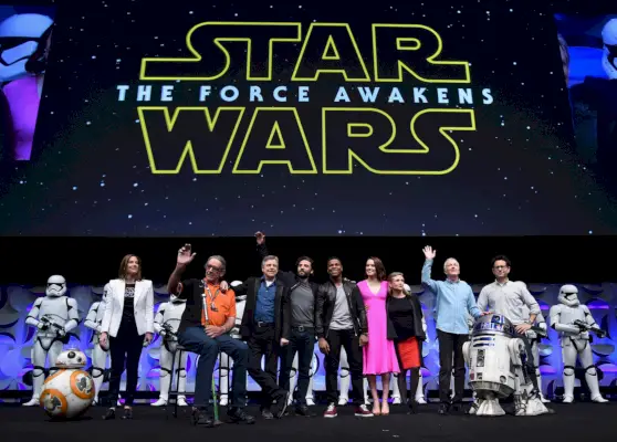 Tuottaja Kathleen Kennedy, näyttelijät Peter Mayhew, Mark Hamill, Oscar Isaac, John Boyega, Daisy Ridley, Carrie Fisher, Anthony Daniels ja ohjaaja J.J. Abrams.