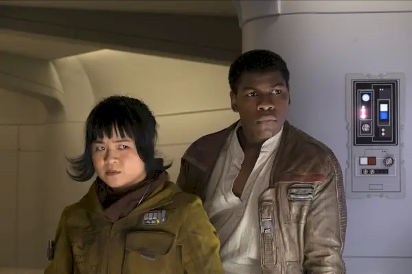 Kelly Marie Tran Rosena ja John Boyega Finninä Star Wars: The Last Jedi -elokuvassa.