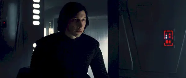 Adam Driver Kylo Renina elokuvassa Star Wars: The Last Jedi.