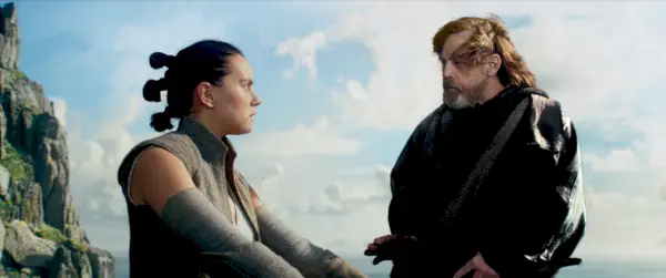 Daisy Ridley Reynä ja Mark Hamill Luke Skywalkerina Tar Wars: The Last Jedi -elokuvassa.