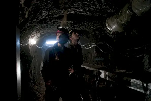 600 jalkaa alle: rutiini kaivosretki menee hirveän pieleen 'Beneathissä'