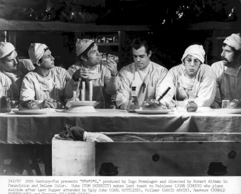 mash Tom Skerritt tekee viimeisen maljan John Schuck, joka suunnittelee itsemurhaa viimeisen ehtoollisen jälkeen, johon osallistuivat Carl Gottlieb, David Arkin, Donald Sutherland ja Elliot Gould