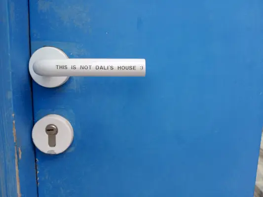 Valkoinen ovenkahva sinisessä ovessa