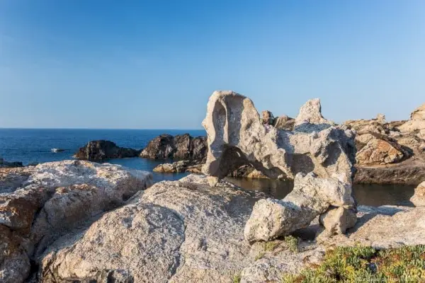 Kalliomainen paljastus merellä