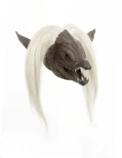 Pelottava kypärä, jossa on hampaat ja karvat
