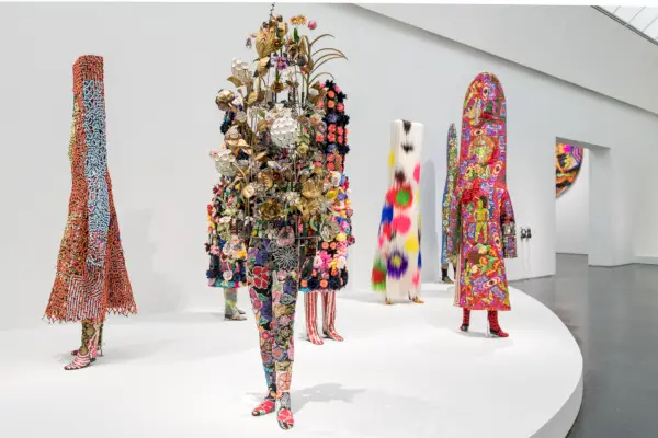 Neljän värikkään ja kuvioidun asun asennus