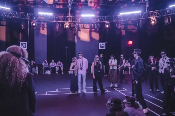 Människor i VR-headset i ett svagt upplyst utrymme