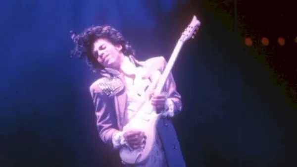 LOS ANGELES, CA – 28 MARS: ***EXKLUSIVT*** Musikern Prince framför sin första av tre föreställningar på scenen under