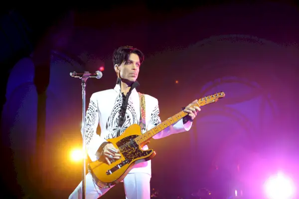 Den amerikanska sångaren Prince uppträder den 11 oktober 2009 på Grand Palais i Paris. Prince har beslutat att ge två extra konserter på Grand Palais med titeln