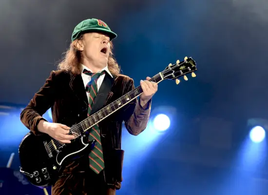 LOS ANGELES, CA - 28 SEPTEMBER: Musikern Angus Young från AC/DC uppträder på Dodger Stadium den 28 september 2015 i Los Angeles, Kalifornien.