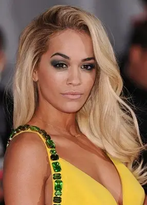 Rita prega canzoni preferite per i designer di biografia a colori del profumo