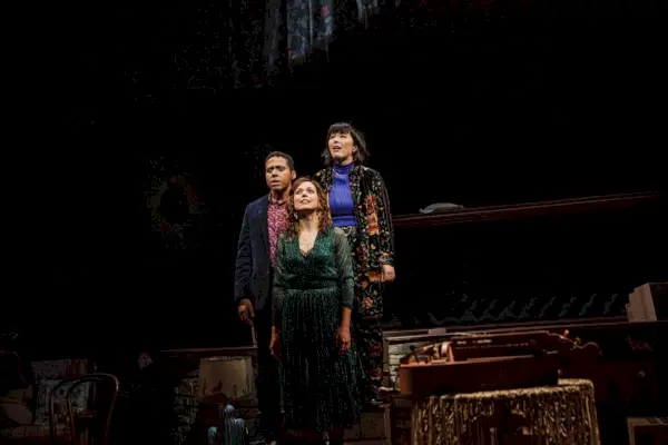 Arvostelu: Pandemic Meltdown -musikaali 'Three Houses' löytää kappaleen yksinäisyydestä