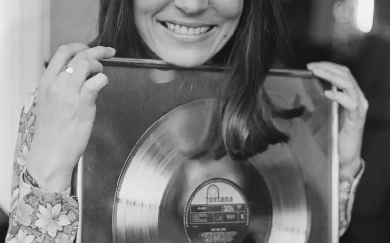 Nana Mouskouri nettoarvo - Wiki, ikä, paino ja pituus, ihmissuhteet, perhe ja paljon muuta