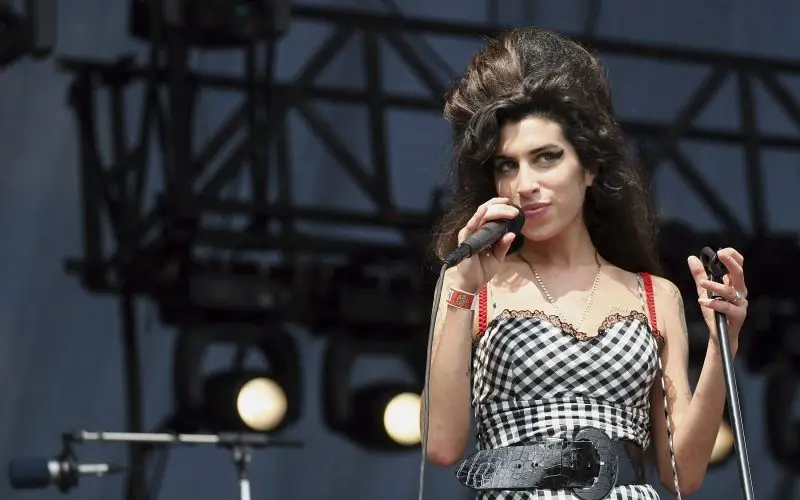 Amy Winehouse Net Worth - Wiki, ikä, paino ja pituus, ihmissuhteet, perhe ja paljon muuta