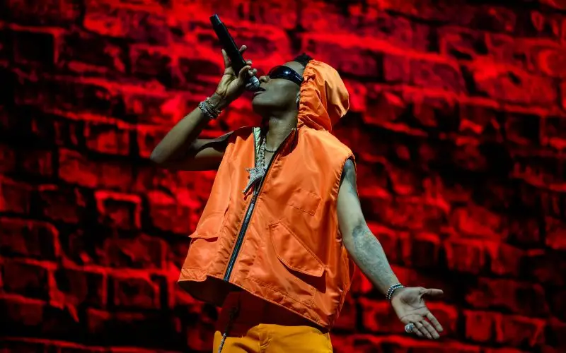 Wizkidin nettoarvo – Wiki, ikä, paino ja pituus, ihmissuhteet, perhe ja paljon muuta