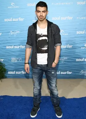 Joe Jonas Height Weight Body Shape