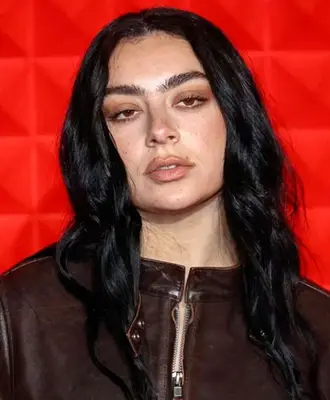 Charli Bodies XCX Brie Dimensione Dimensione Statistica delle calzature Statistiche vitali